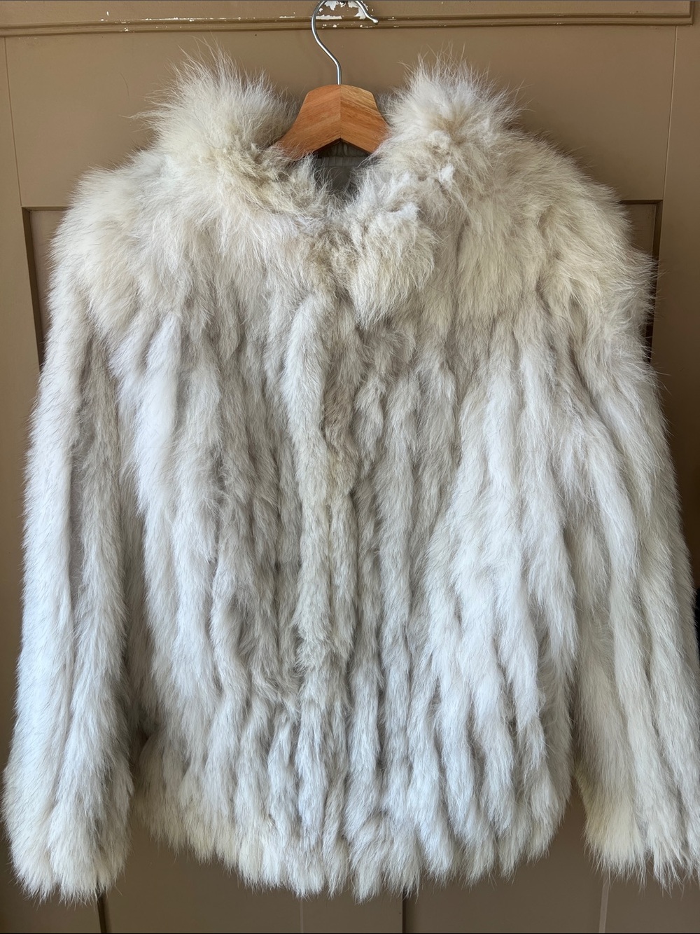Vintage SAGA Genuine Fox Fur Coat
White Gray Luxury Winter Jacket
Short Sz M